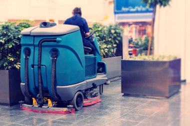 Süpermarkette temizlik için temizlik makinesi. Direksiyon temizleyicisinin arkasında.