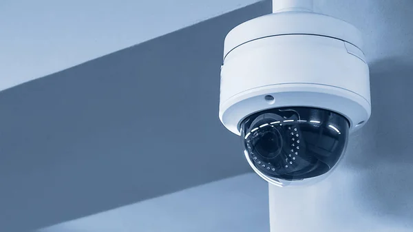Uma revisão das câmaras de vigilância no fundo branco. Conceito de segurança. Reconhecimento facial. Pesquisa de programas para criminosos. — Fotografia de Stock