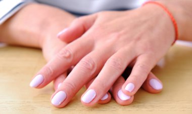 El manikürü. Çekici bir kız. El bakımı. Kadın manken. Sağlıklı bir yaşam tarzı. İzole edilmiş arkaplan.