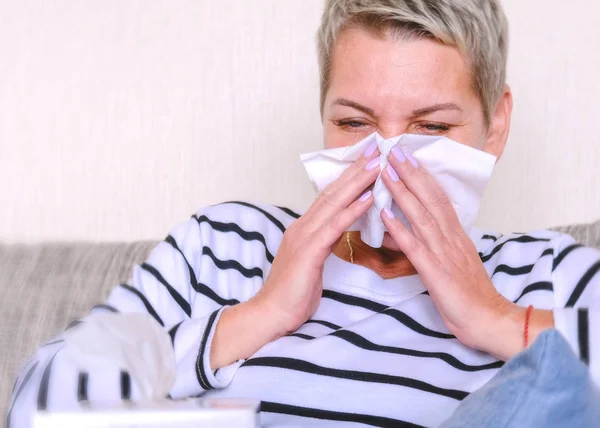 Katarhal sjukdom. Rinit. Allergisk sjukdomskänsla. Depression. — Stockfoto