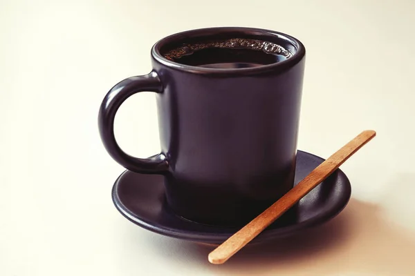 Чашку эспрессо. Деревянная бамбуковая палка для перемешивания. Утренний бодрящий напиток . — стоковое фото