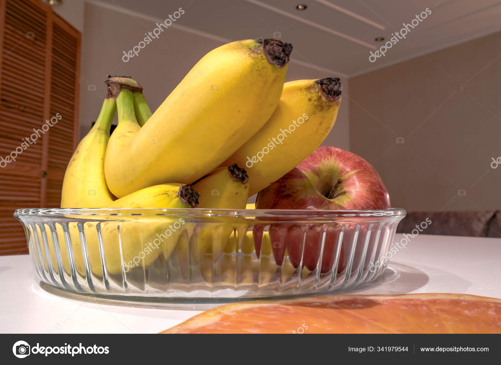 ピンクの背景にフルーツテーブル 夏の背景 明るい甘い色 白木のテーブル 無料のストック写真 C Drinkins