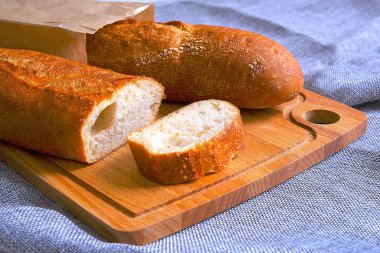 Çıtır çıtır ekmekli taze ekmek. Kahvaltı için dilimlenmiş. Sabah sandviçi için.