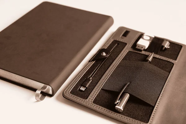 Organizer for business. Selective focus. Handle, battery charger for flash cards. — Stockfoto