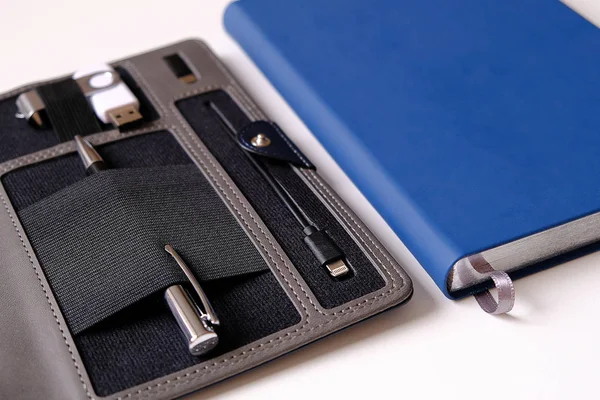 Organizer for business. Selective focus. Handle, battery charger for flash cards. — Ücretsiz Stok Fotoğraf