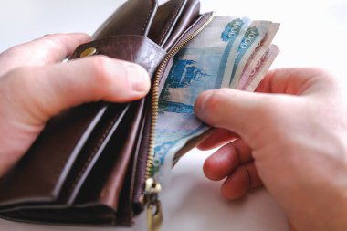 Emekli aylığı ödemeleri. Vergi ve kamu hizmetleri ödemesi. Cüzdan ve para. Küçük emeklilik