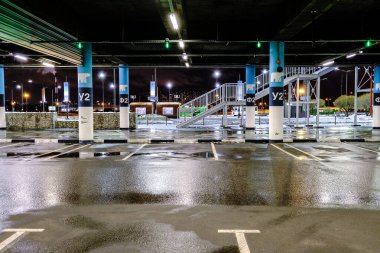 Işık arka planı. İçeride kimse yok. Yeraltı otoparkı. Toplu taşıma. Boş arka plan sahnesi. Beton zemin