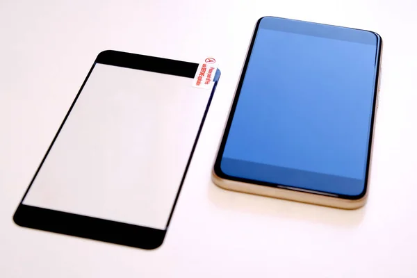 Ersetzen Sie das Glas auf Ihrem Handy. Das Design für den Dienst des weißen Hintergrunds. Das Konzept der Dienstleistung. Digitales Gadget — Stockbild Ersetzen Sie Das Glas Auf Ihrem Handy Das Design Für — Stockfoto