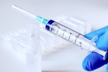 Şırıngalar, şırınga için su, aşı tüpleri. Aşı kavramı.