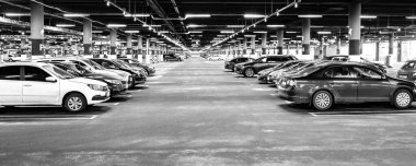 Alışveriş merkezinin altına park ediyorum. Boş koltuklar yeşil ışıklarla gösterilir. Meşgul, kırmızı ışıklar. Saint-Petersburg 'da. - Rusya. 03.13.2020