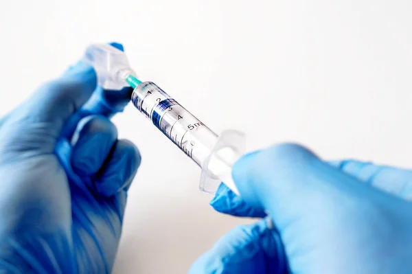 Spritzen, Injektionswasser, Impfflaschen. Das Konzept der Impfung. — Stockfoto