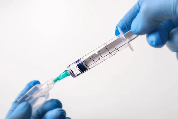 Spuiten Water Voor Injectie Injectieflacons Met Vaccin Het Begrip Vaccinatie — Stockfoto