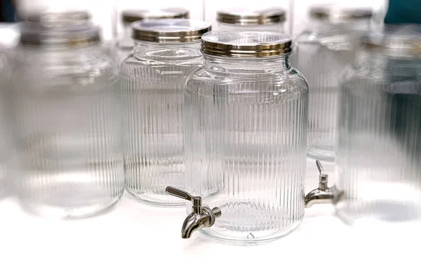 Ποτήρια Ποτού Από Γυαλί Γυάλινο Βάζο Για Λεμονάδα Επιλεκτική Εστίαση — Φωτογραφία Αρχείου