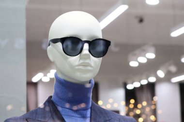 Alışveriş merkezindeki butik. İki manken. Mağaza önü. Satılık.