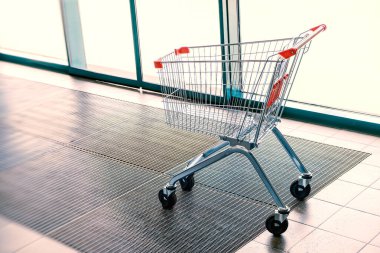 Mallar karantina yüzünden alındı. Süpermarkette boş bir araba. Karantina için yapılan yaygara. Salgın. Kişisel izolasyon