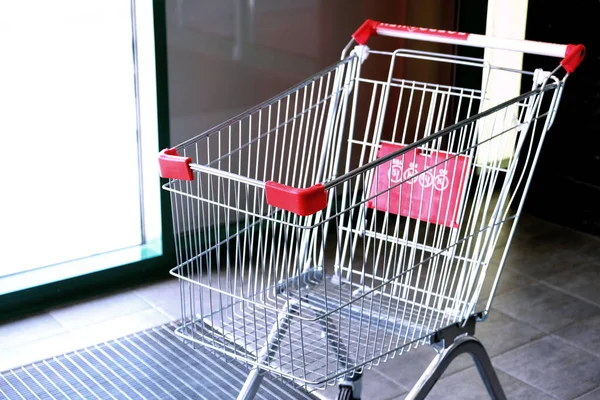 Leere Einkaufswagen Supermarkt Der Wirbel Die Quarantäne Pandemie Selbstisolierung — Stockfoto