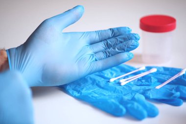 Önleme merkezinin doktoru bir analiz yapıyor. Koronavirüs teşhisi için test sistemi