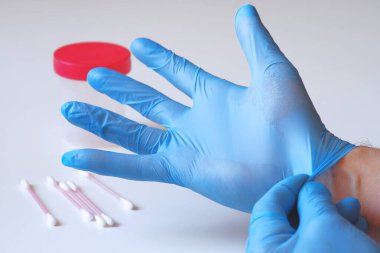 Enfeksiyonun teşhisi. Önleme merkezinin doktoru bir analiz yapıyor. Koronavirüs teşhisi için test sistemi