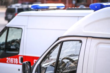 İki acil servis arabası. Yanıp sönen ışıklar, özel sinyaller, ambulanslar. Seçici odak