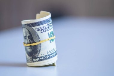 Bir tomar dolar muhasebe lastiği tarafından çalındı.