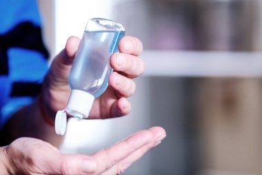 El için dezenfekte jeli. Virüsleri ve bakterileri öldüren alkol bazlı