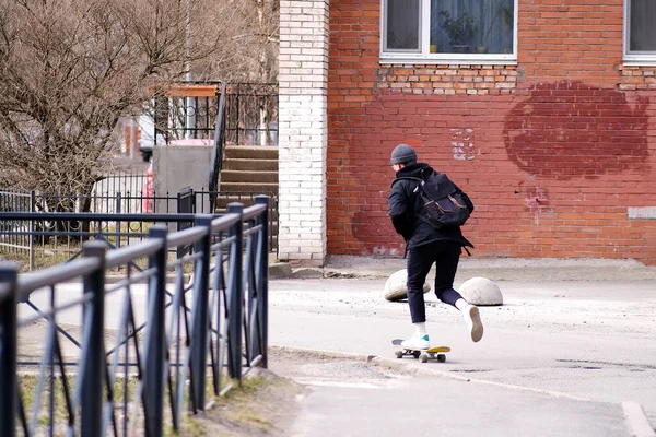 Een Atletische Jongeman Hipster Een Skateboard Rit Achtergrond Van Een — Stockfoto