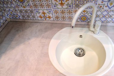 Mutfak lavabosu. Karantina koşullarında temizlik ve hijyen. Seramik lavabo. Su karıştırıcı