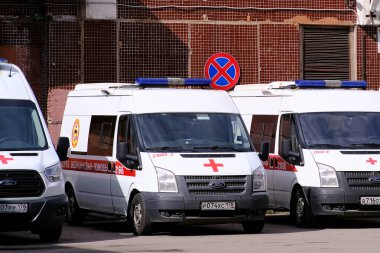 Hastane ambulanslarının önüne park ediyorum. Acil tıbbi bakım. - Rusya. Aziz Petersburg. 04.11 2020