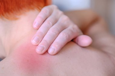 Osteokondrosis 'in klinik belirtileri. Hasta acıdan şikayet ediyor. Baş eğip döndüğü zaman acı artar.