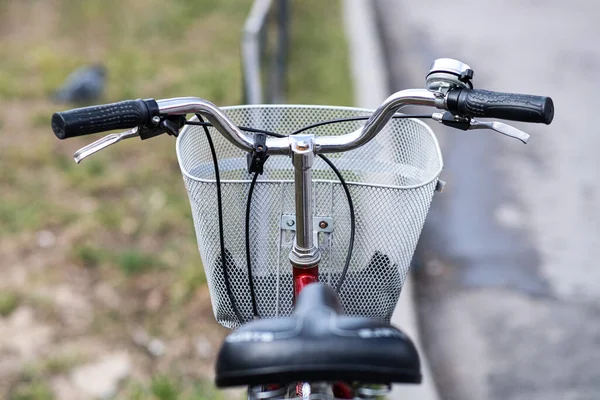 Bisikletli kuryeyle karantina süresi teslimatı. Süpermarketten yiyecek taşımak için bir sepet bisiklet gidonuna bağlıdır.. — Stok fotoğraf