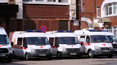 Hastane ambulanslarının önüne park ediyorum. Acil tıbbi bakım. - Rusya. Aziz Petersburg. 04.11 2020