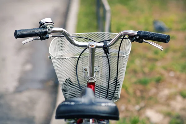 Una Cesta Adjunta Manillar Bicicleta Para Transportar Productos Del Supermercado —  Fotos de Stock