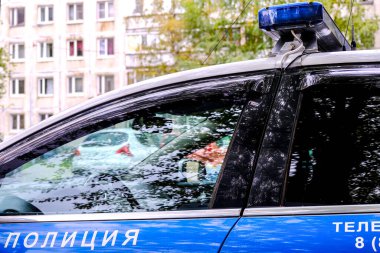 Polis arabası. Rus devriye arabası, yazıt polisi. Saint-Petersburg 'da. - Rusya. 19 Nisan 2020