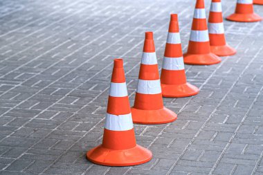 Trafik konileri, koruyucu sinyal plastik turuncu cips. Yol çalışmaları güvenli bir ortamda yapılır.