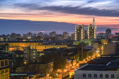 Alacakaranlık Şehri panoramik manzarası. Evlerin çatısının üzerindeki eski şehir manzarası. Saint Petersburg, Neva Nehri üzerinde bir şehirdir.