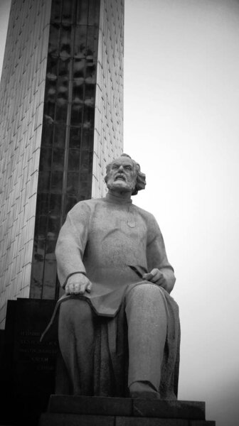 памятник человеку на фоне темного неба
