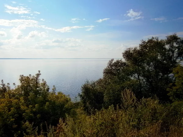 Spokojny poranek nad Wołgą. Zielone drzewa. niebieskie chmury — Zdjęcie stockowe