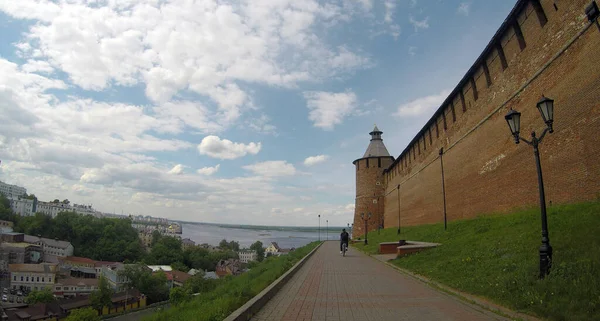 Un ciclista monta a lo largo del Kremlin. Nizhny Novgorod. Rusia — Foto de Stock
