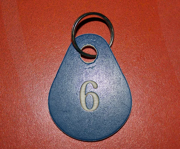 Μπλε αριθμός με αριθμό έξι στο κόκκινο φόντο — Φωτογραφία Αρχείου
