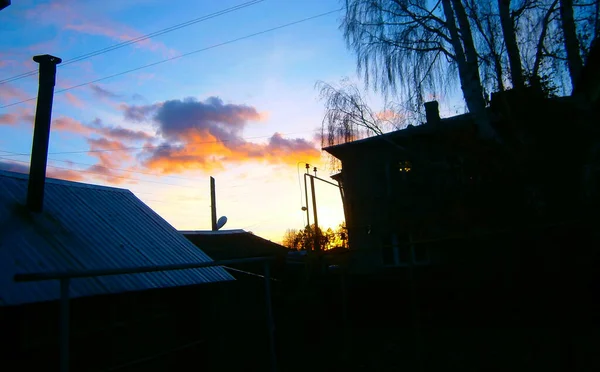 Πολύχρωμο Ηλιοβασίλεμα Πάνω Από Σπίτια — Φωτογραφία Αρχείου