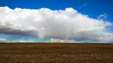 Bulutlar ve bulutlar uçsuz bucaksız alanda