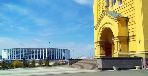 Moderna Fotbollsstadion Och Gamla Katedralen Tempel — Stockfoto