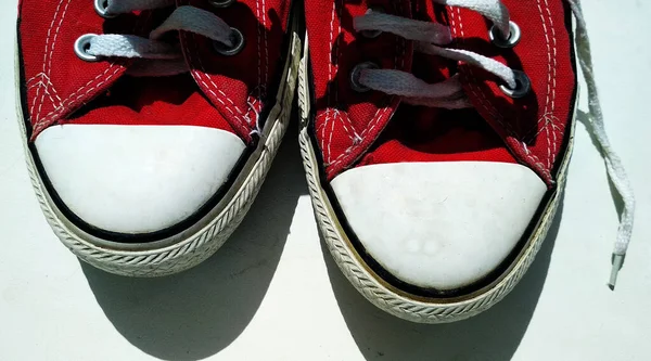 Κόκκινα Αθλητικά Παπούτσια Λευκό Φόντο — Φωτογραφία Αρχείου
