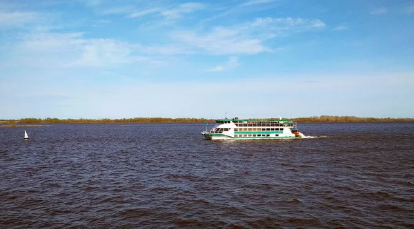 Barco Recreo Navega Largo Del Río Volga —  Fotos de Stock