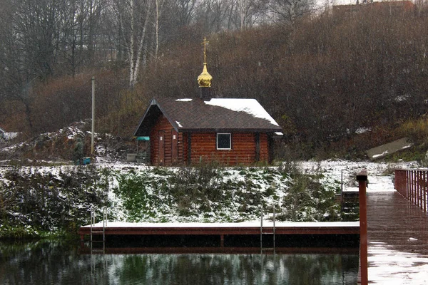 Pequena Igreja Junto Lago Primeira Neve — Fotografia de Stock