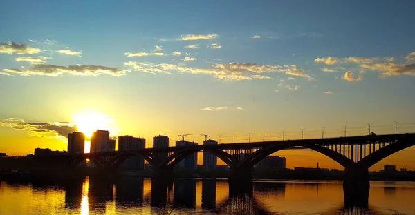Sonnenuntergang Über Dem Fluss Und Der Stadtbrücke — Stockfoto