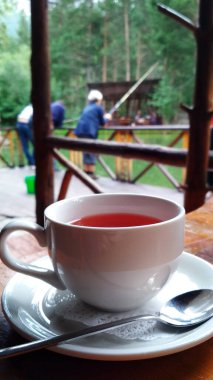 Yazlık kafede bir fincan çay.