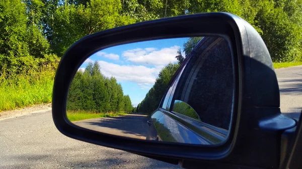 Отражение Дороги Зеркале Автомобиля — стоковое фото