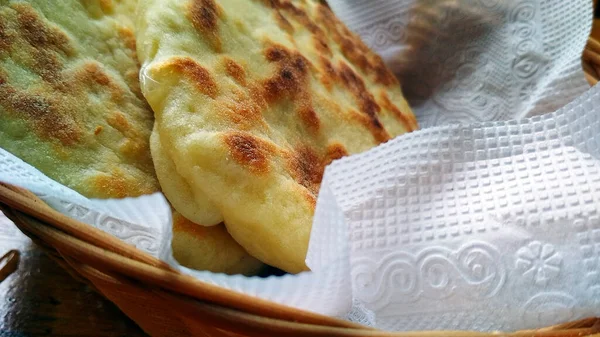 Bolos Pão Frescos Vaso Madeira — Fotografia de Stock