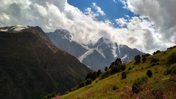 Chmury Przelatują Nad Górami Kaukaz — Zdjęcie stockowe